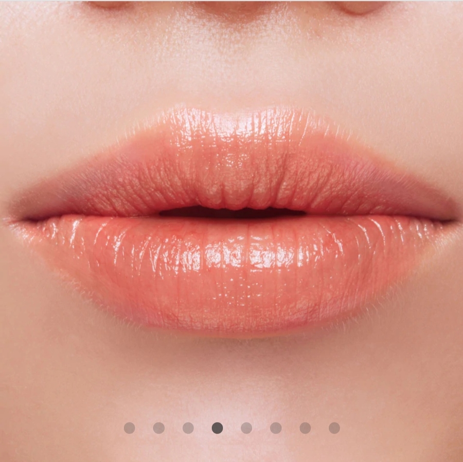 Официальный свотч на губах оттенка B102 Lauren. Скрин с официального сайта.