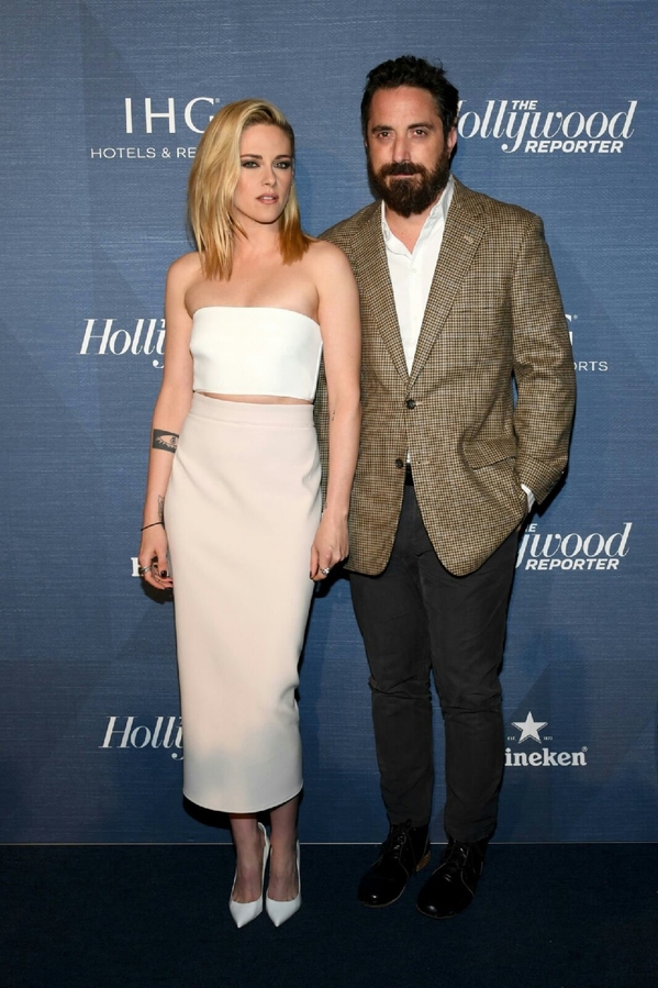 Кристен Стюарт  и Пабло Ларрайн ( режиссер фильма " Спенсер" ) на " красной дорожке" ужина  для номинантов Hollywood Reporter.