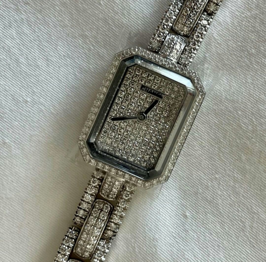 Часы Chanel Première Mini Watch. Фото с подготовки Кристен Стюарт к церемонии Оскар.
