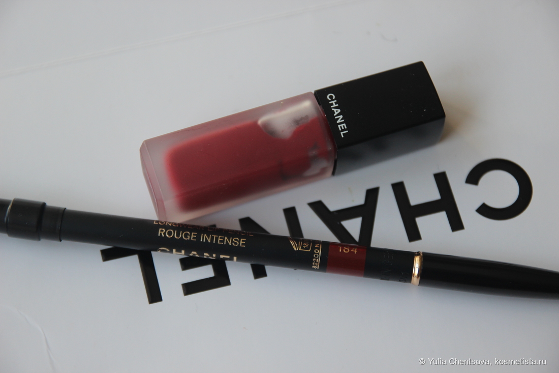 Помада Rouge Allure Ink Fusion в оттенке 836 Idyllique и карандаш Le Crayon Lèvres в оттенке 184 Rouge Intense.