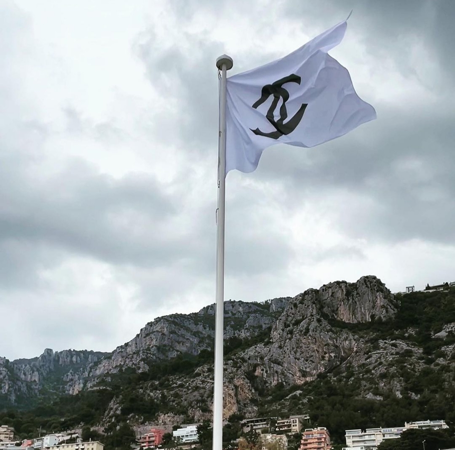 Флаг со знаком Chanel в Beach Hotel. Фото из источника.