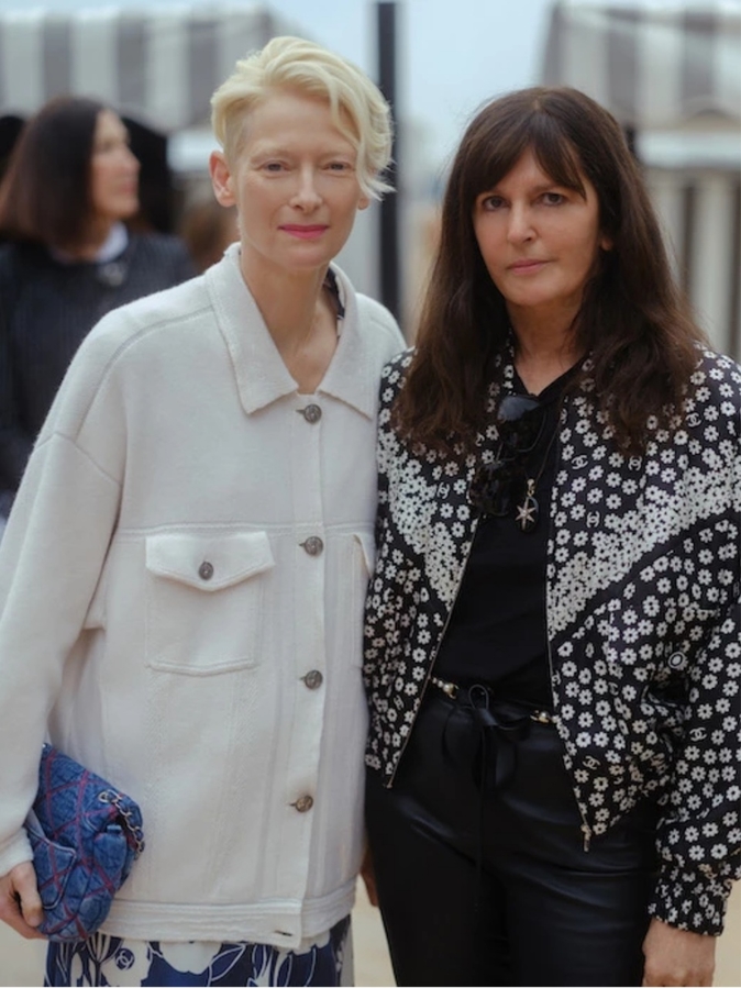 Тильда Суинтон и Виржини Виар на шоу Chanel Cruise 2022/23. Фото из сети.