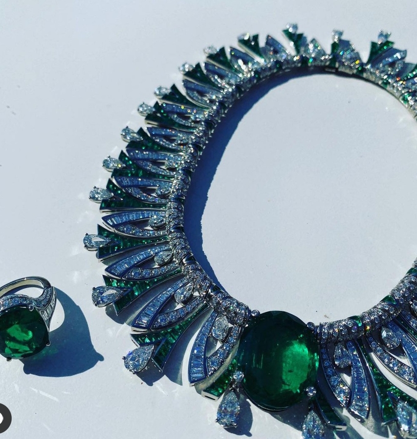 Комплект от Bulgari: кольцо и колье с изумрудами. Фото из источника.