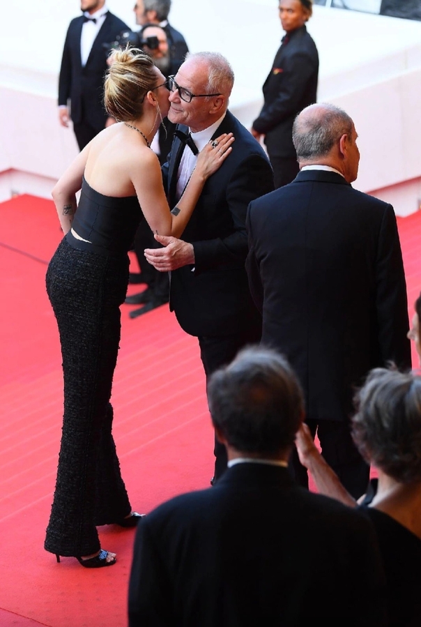 Кристен Стюарт с Тьерри Фремо, директором Каннского кинофестиваля и кинофестиваля Люмьер, на премьере" The Innocent".