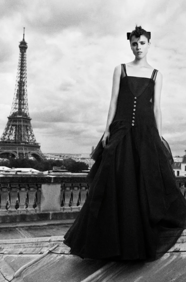 Маргарет Куэлли на промо-фото коллекции Chanel Haute Couture Fall-Winter 2021/22. Актриса была лицом этой коллекции. Фото с официального сайта Chanel.