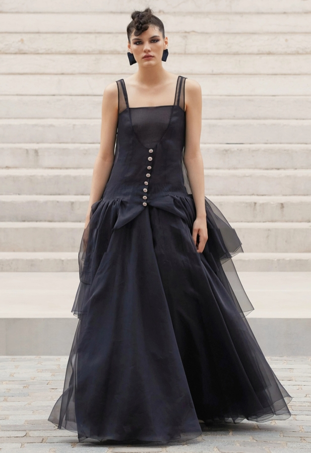 Фото тоже  наряда с показа Chanel Haute Couture Fall-Winter 2021/22. Фото с официального сайта Chanel.