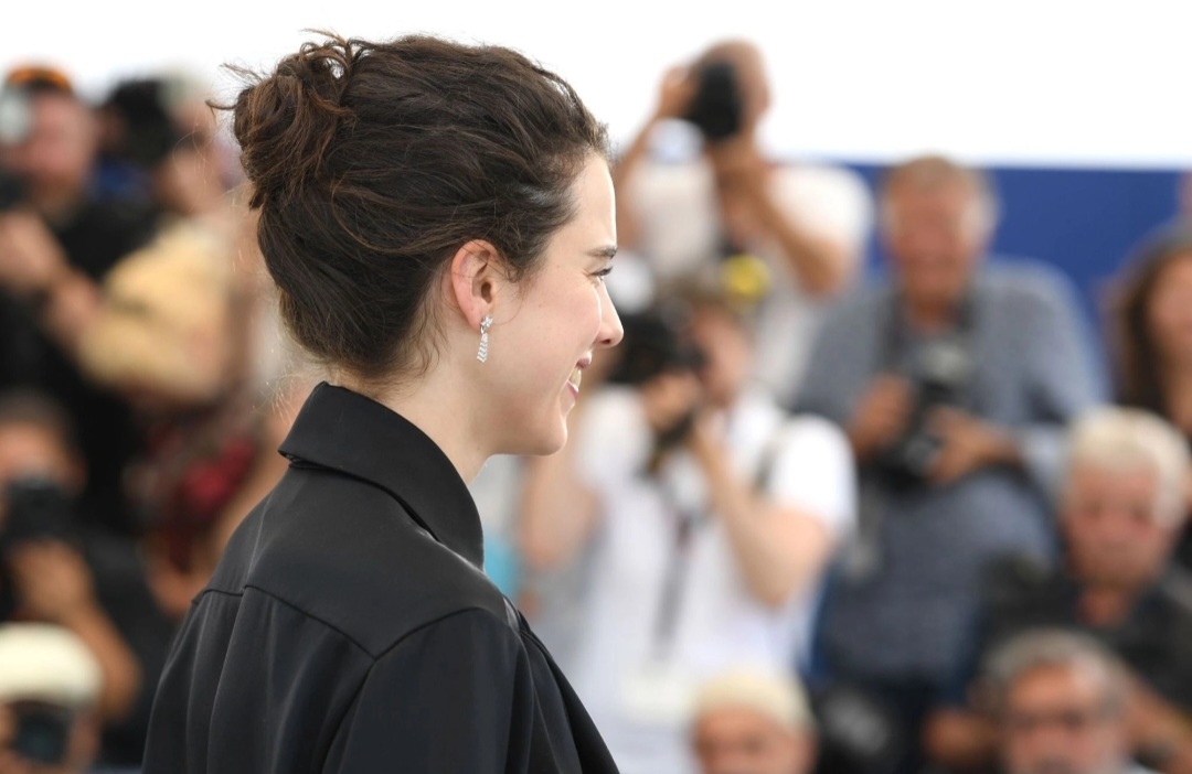 Прическа актрисы на пресс-конференции во Дворце конгрессов и фестивалей в Каннах. Можно расмотреть серьги. Фото из источника.