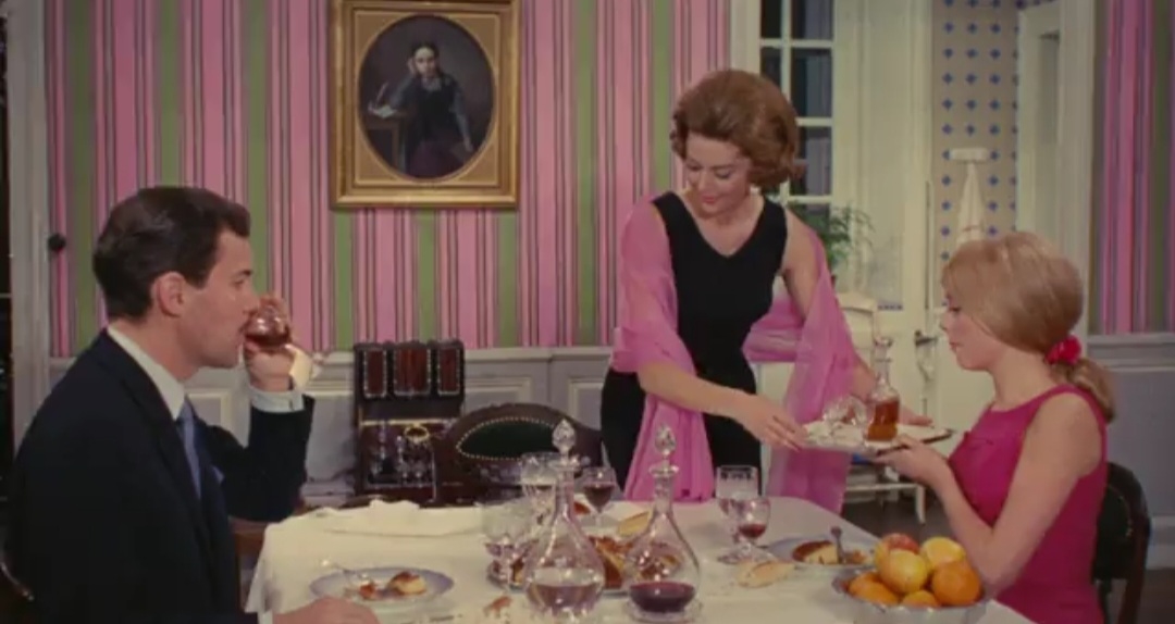 Ролан Кассар, мадам Эмери и Женевьев на крещенском ужине. Кадр из фильма.