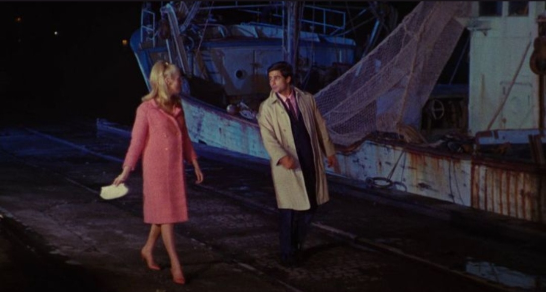 Женевьев и Ги мочтают о будущем на вечернем свидании. Кадр из фильма " Шербурские зонтики". Кадр из фильма.