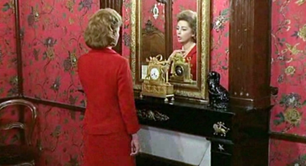 Комната и образ мадам Эмери. Кадр из фильма.