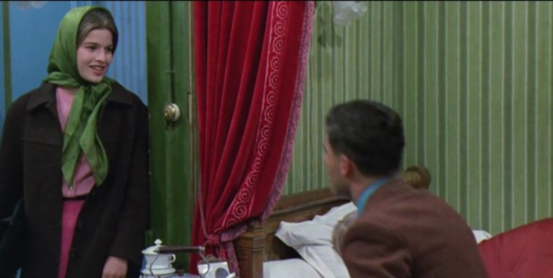 Мадлен и Ги.  Кадр из фильма. Розовая блузка и юбка девушки намекают  на ее чувства к Ги.