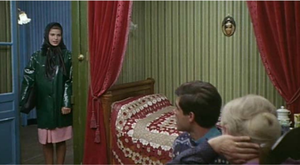 Мадлен в квартире Ги и тетушки Элиз. Кадр из фильма.