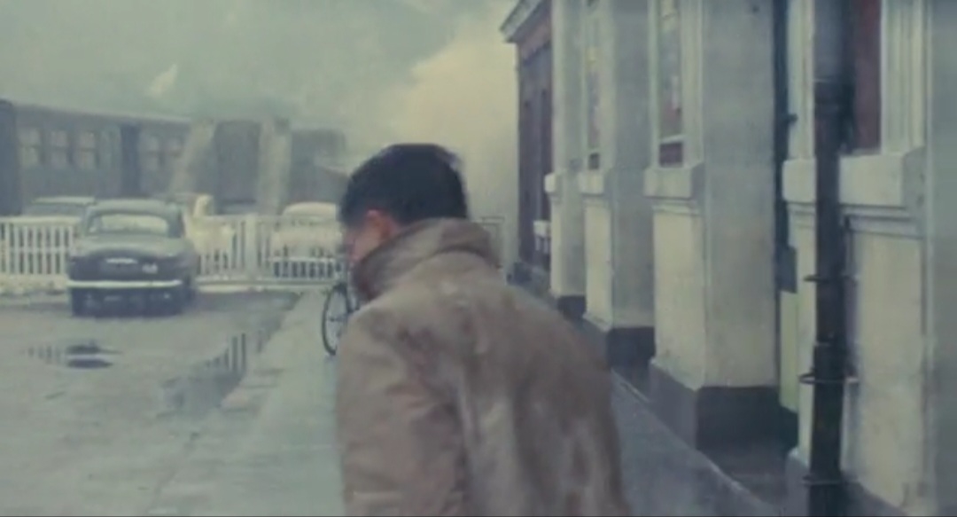 Проливной дождь встречает молодого человека. Кадр из фильма.