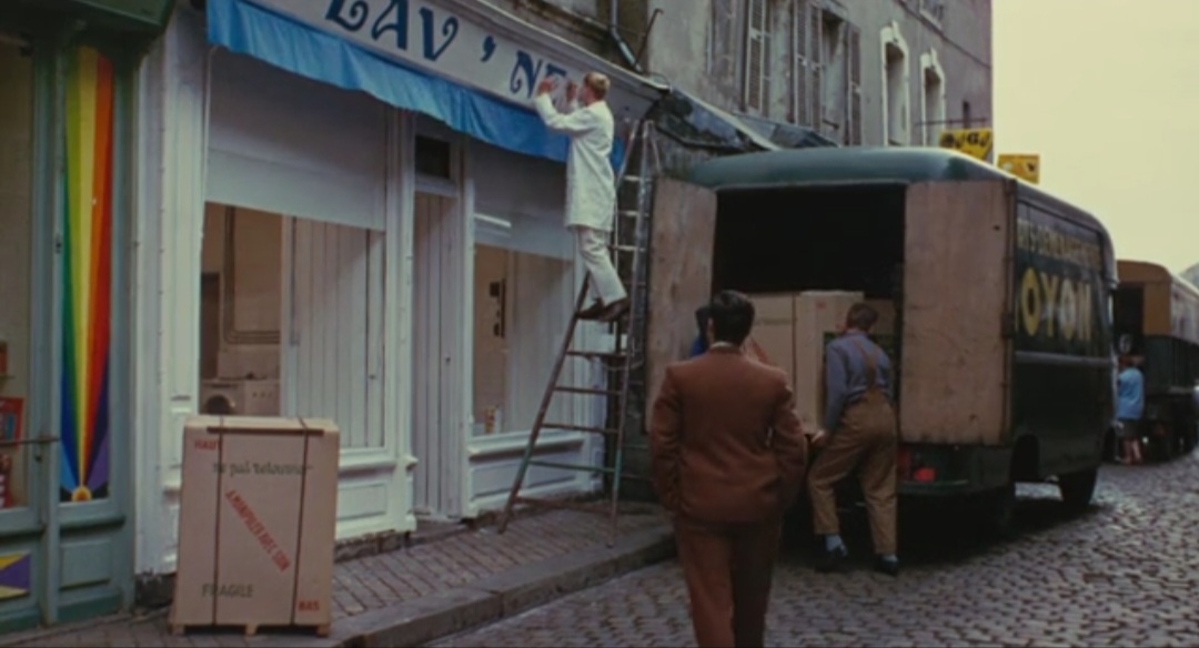 Время от времени Ги возвращается к магазину мадам Эмери. В помещении теперь располагается магазин бытовой техники.Кадр из фильма.
