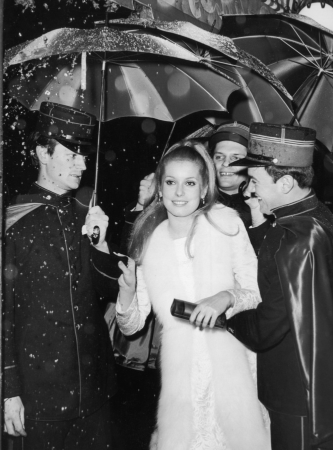 Катрин Денёв в декабре 1964 года на американской премьере фильма " Шербурские зонтики".  И вновь молодая актриса ( Катрин Денев на тот момент был 21 год) поддерживает трогательный девичий образ