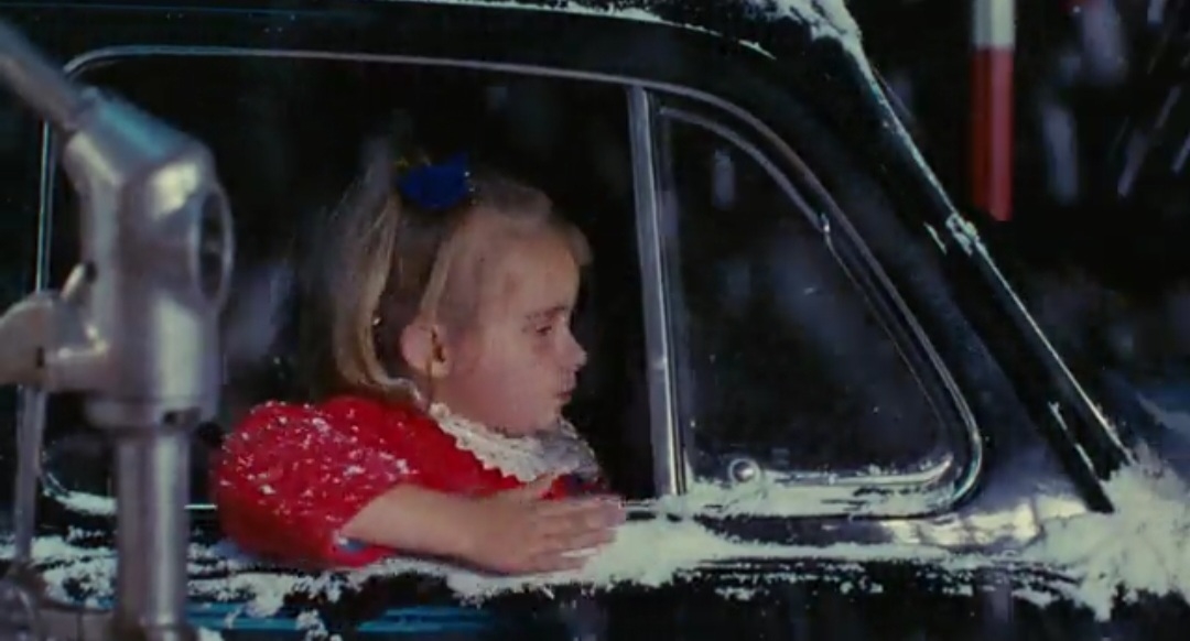 Маленькая Франсуаз играет со снегом, не подозревая о сложных эмоциях,  которые переживают ее родители в этот момент. Кадр из фильма.