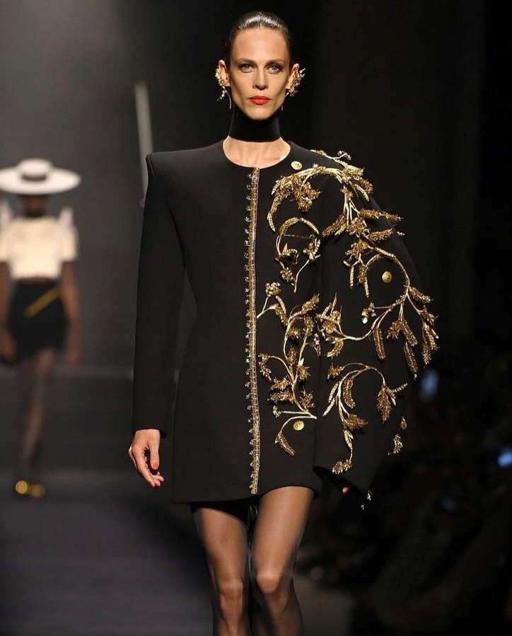 Модель и актриса Эмелин Валад продемонстрировала наряд с золотой вишивкой. Фото из источника.