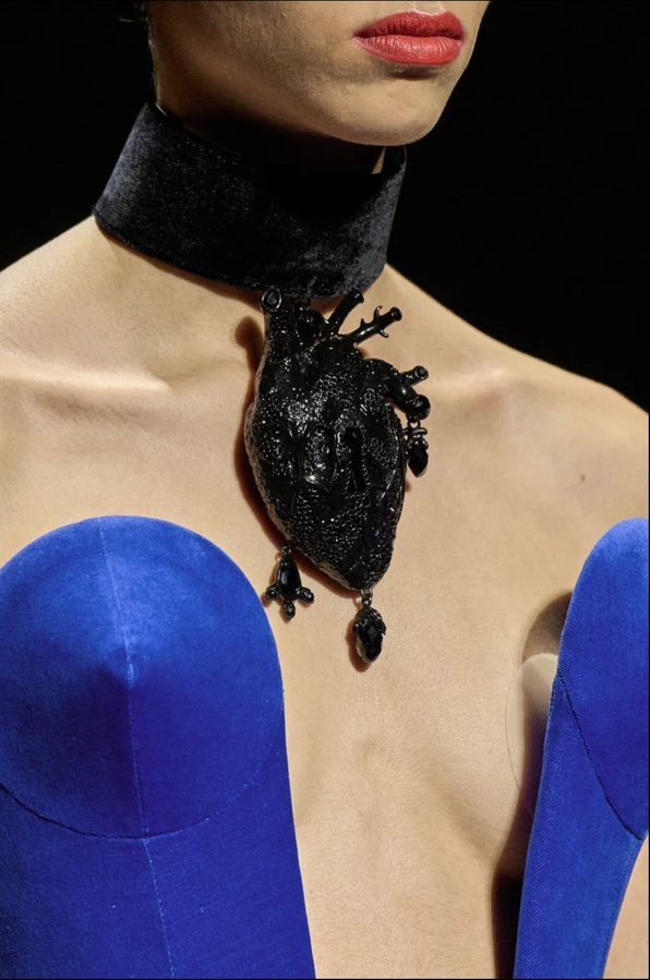 Бархатный чокер с объемный черным  анатомическим сердцем. Фото из источника.