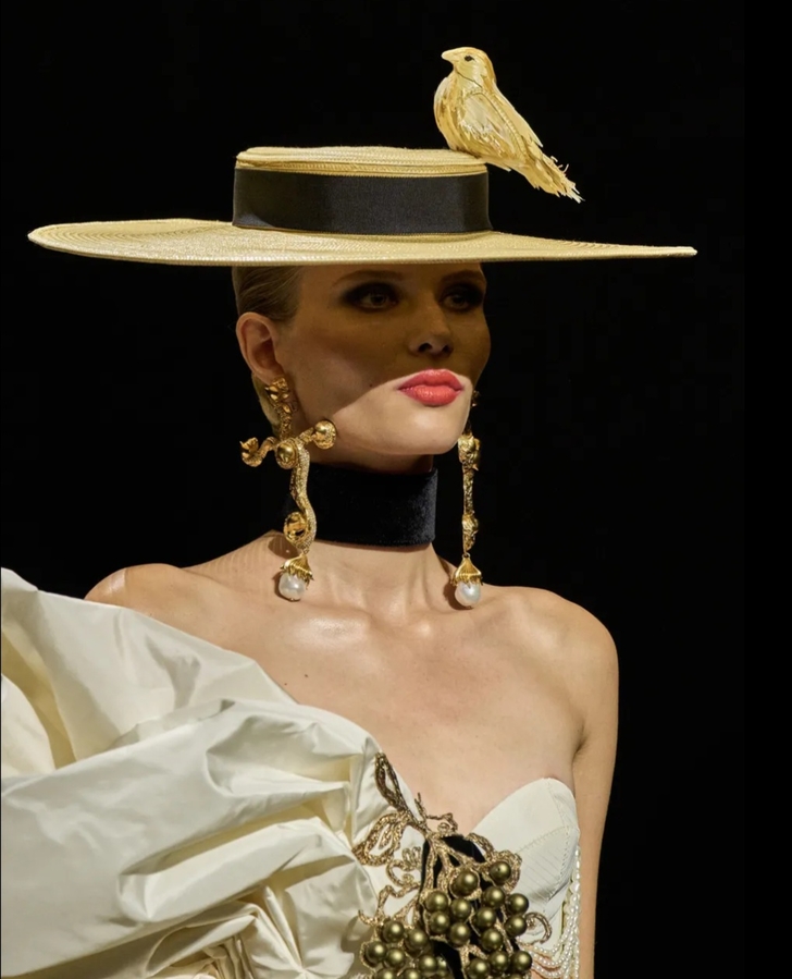 Золотая птица украшает шляпку. Фото из источника.