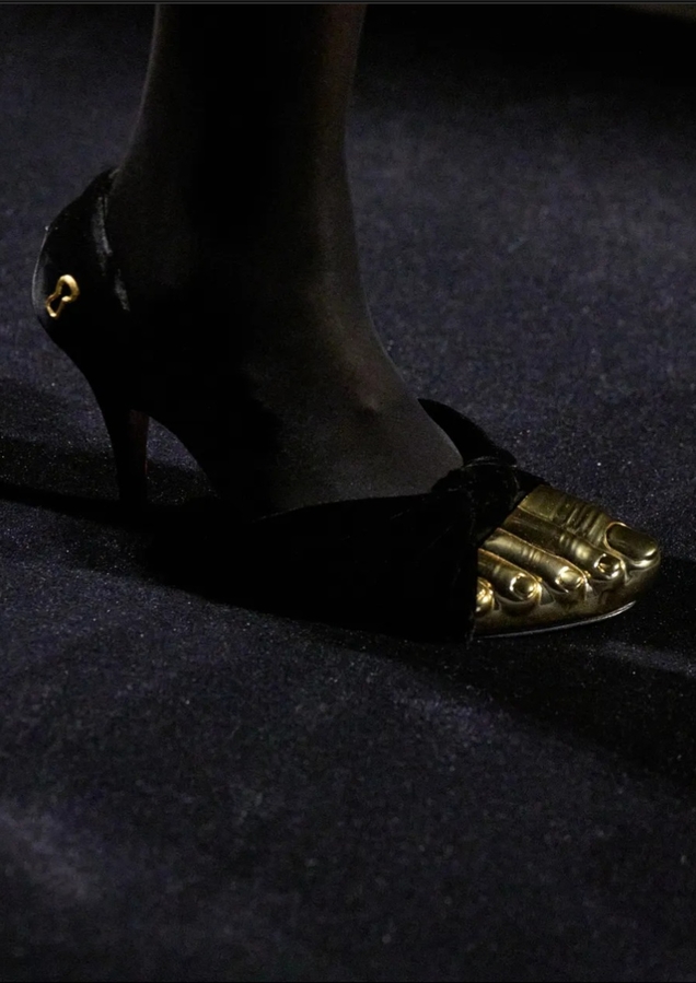 Туфли с декором в виде золотых пальцев. Фото из источника.