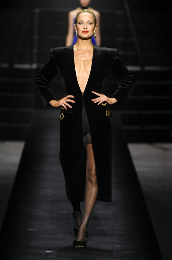 Кэролин Мёрфи на показе Schiaparelli Haute Couture Fall-Winter 2022/23. Важной деталью наряда стали накладные карманы, их придумал для Скиапарелли Сальвадор Дали.Фото из источника.