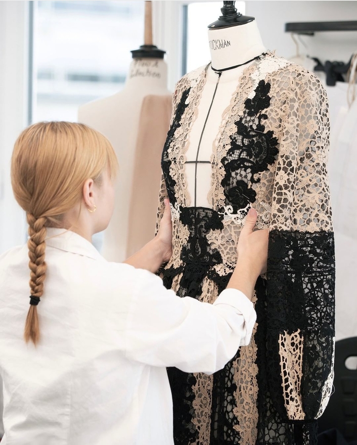Процесс создания гипюрового платья из коллекции Dior Haute Couture 2022/23. Фото из источника.