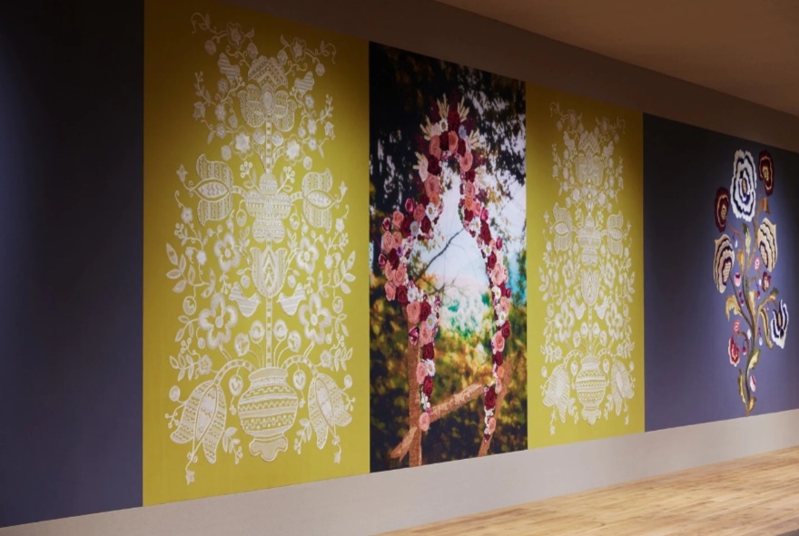 Работы художницы Олеси Трофименко послужили основой для оформления пространства показа. Фото с официального сайта Dior.