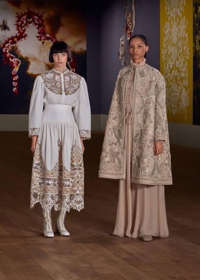 Наряды коллекции Dior Haute Couture Fall-Winter 2022/23. Обувь моделей тоже выполнена в фольклорном стиле.