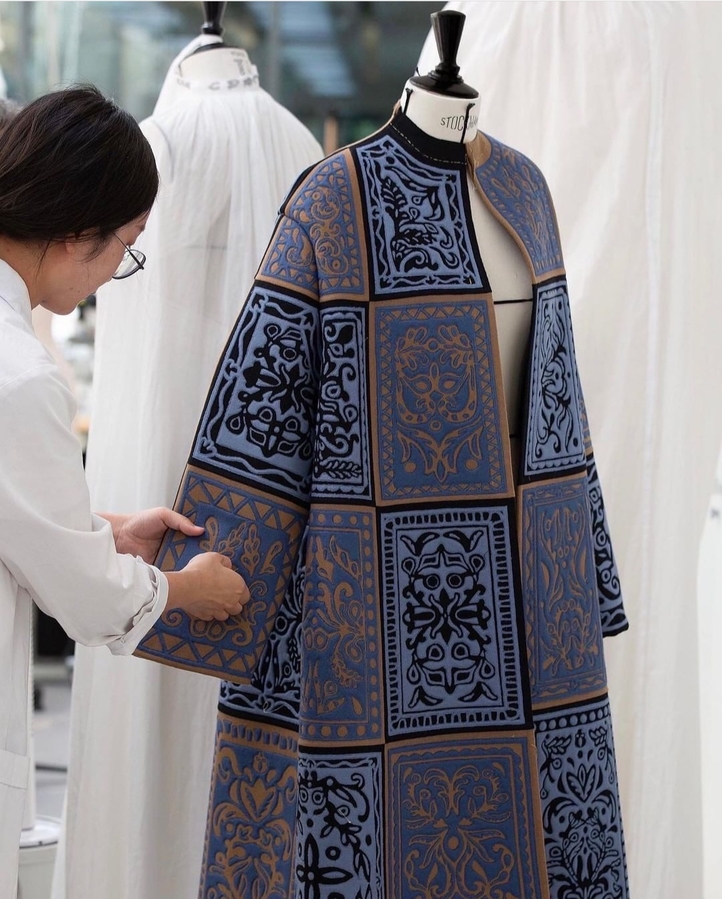 Накидка в стиле пэчворк из коллекции Dior Haute Couture Fall-Winter 2022/23. Фото из источника.