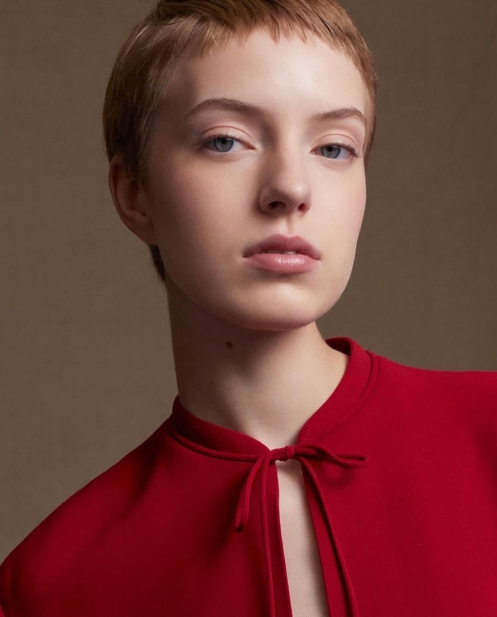 Макияж моделей на показе Dior Haute Couture Fall-Winter 2022/23.