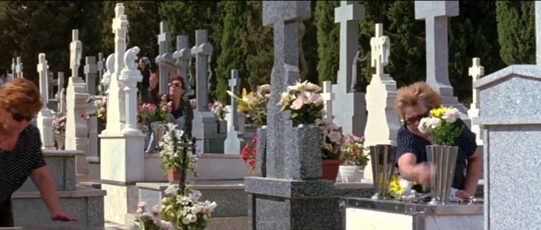 Заглавная сцена фильма показывает зрителю кладбище, как символ неразрывной связи жизни и смерти. Кадр из фильма.