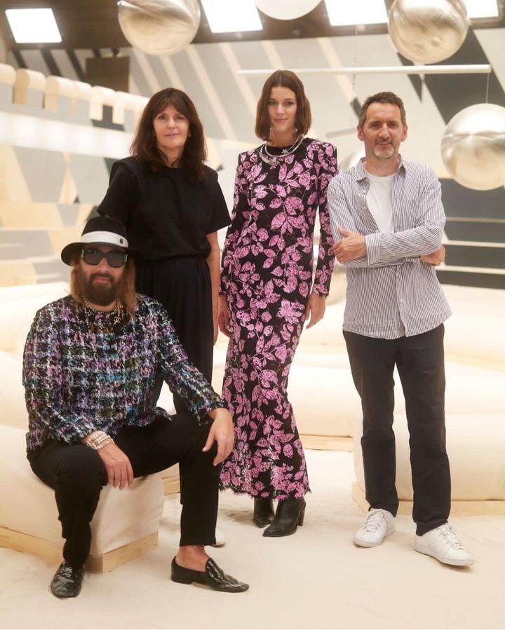 Виржини Виар, Себастьян Теллье, Вивьен Ронер и Ксавье Вейан на показе Chanel Haute Couture Fall-Winter 2022/23.