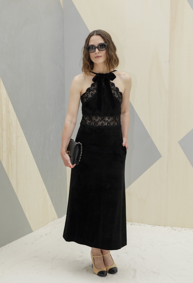 Амбассадор дома Chanel актриса Кира Найтли на показе Chanel Haute Couture 2022/23.