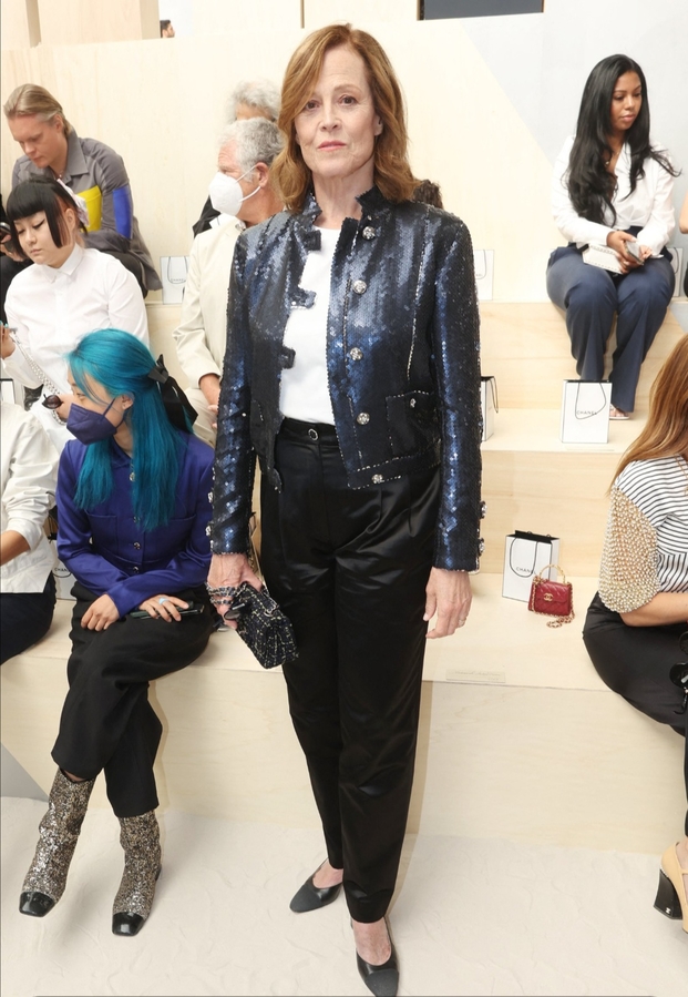 Актриса Сигурни Уивер на показе Chanel Haute Couture Fall-Winter 2022/23.