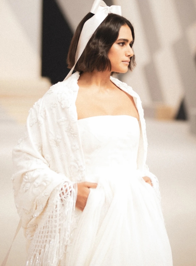 Прическа с бантом из ленты на показе Chanel Haute Couture 2022/23.