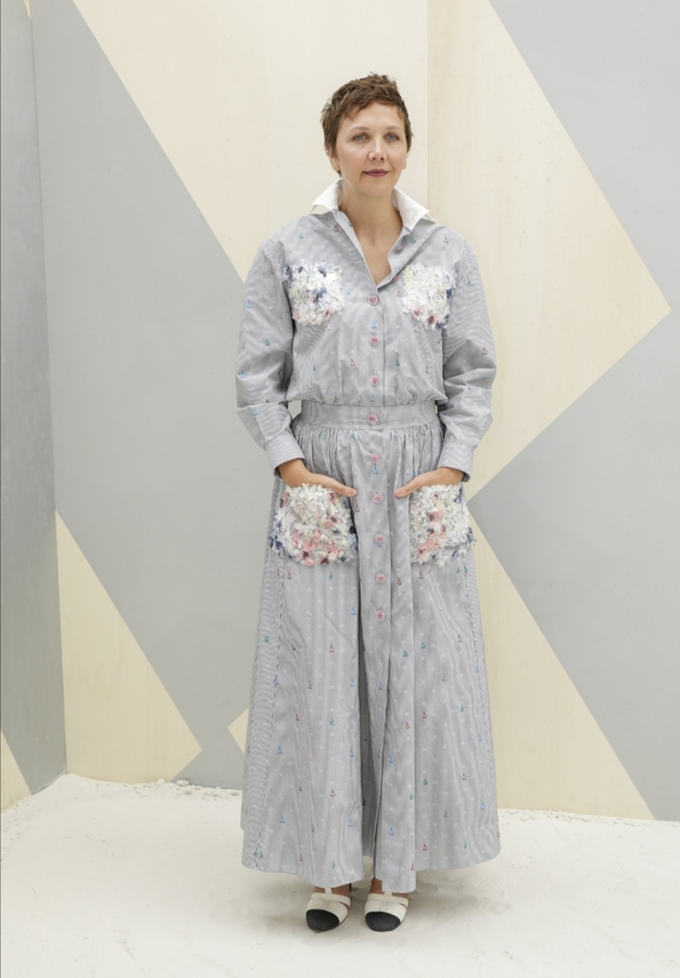 Актриса и режиссер Мэгги Джилленхол на показе Chanel Haute Couture Fall-Winter 2022/23.