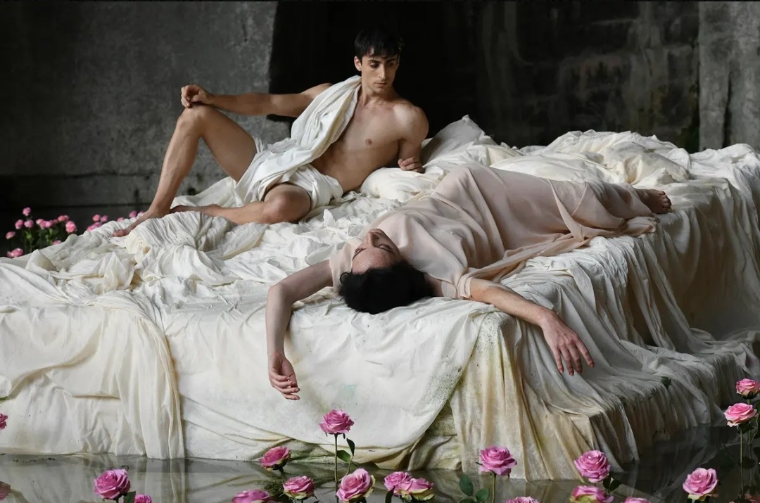 Выставочное пространство в Гротта-деи-Кордари превратилось в живую иллюстрацию мифов.Фото с официального сайта Dolce&Gabbana.