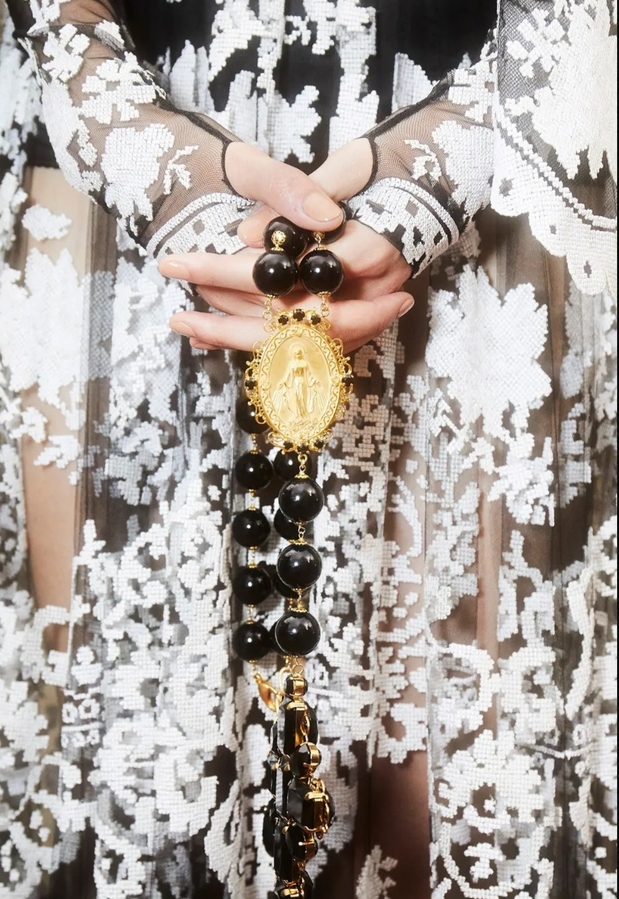 Католический Розарий на показе Dolce&Gabbana Alta Moda.