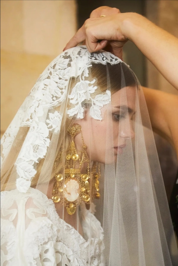 Вуаль с показа Dolce&Gabbana Alta Moda. Фото с официального сайта. Также можно заметить объёмные серьги.