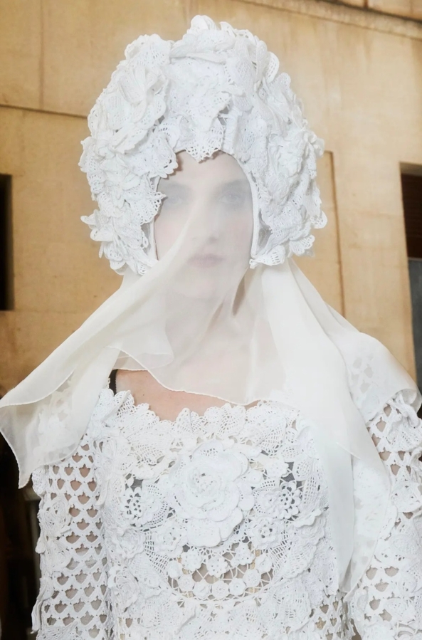 Объемный головной убор с вуалью с показа Dolce&Gabbana Alta Moda.