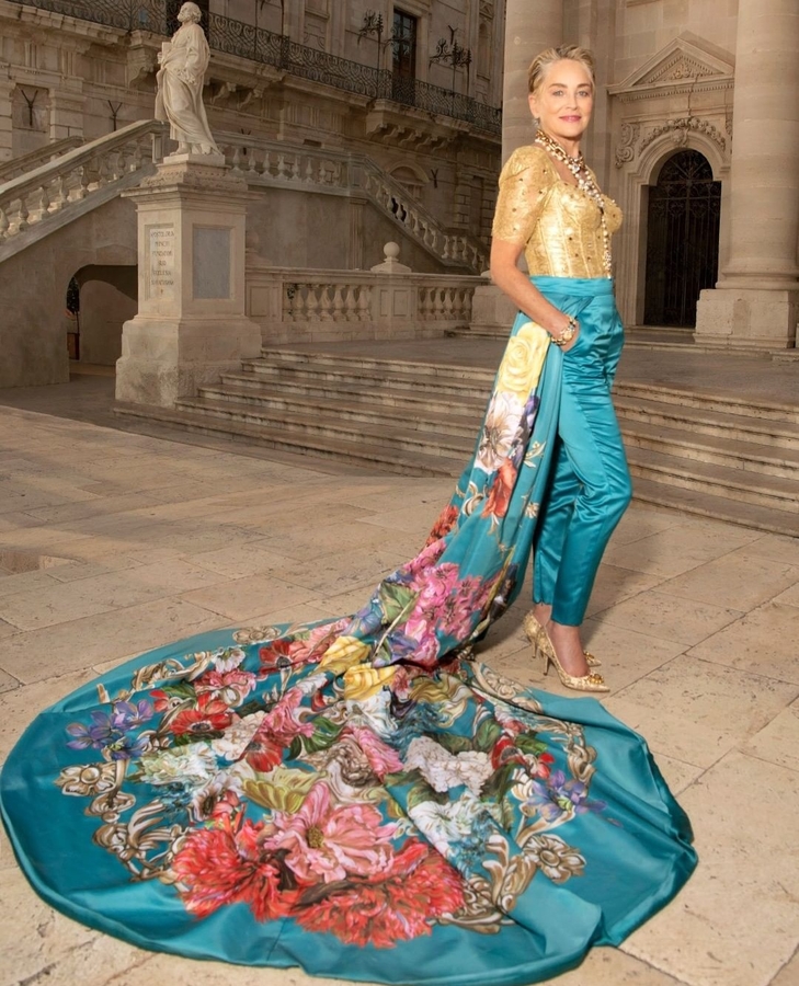 Актриса Шэрон Стоун на показе Dolce&Gabbana Alta Moda. Фото из источника.