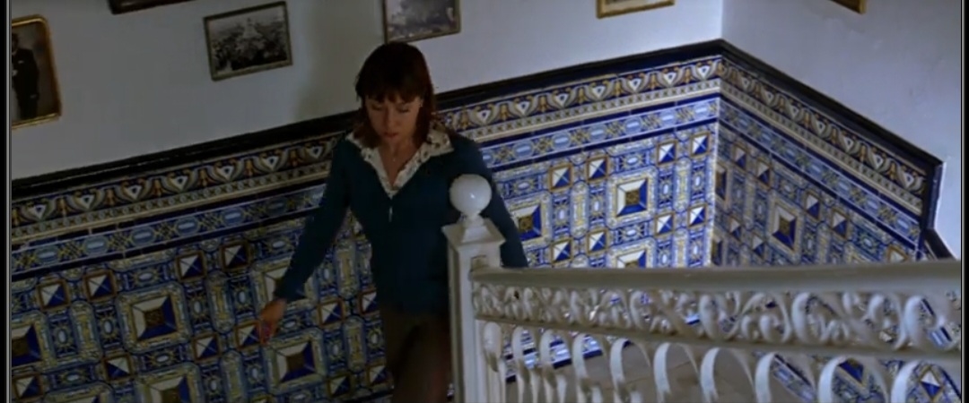 Интерьеры в фильме очень яркие и интересные. Например, в данном кадре внимание привлекает синяя узорчатая плитка. Кадр из фильма.