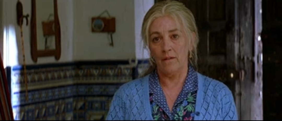 Призрак Ирена является Соле на похоронах тети Паулы. Первое появление Кармен Маура в фильме " Volver". Кадр из фильма.