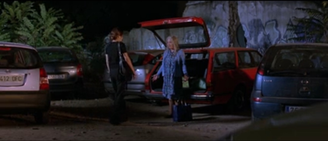 Соледад обнаруживат Ирену в багажнике своего автомобиля, но все еще не верит, что ее мать жива. Кадр из фильма.
