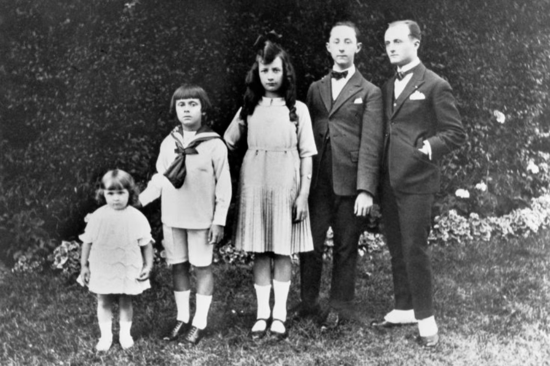 Дети Мориса  и Мадлен Диор: справа налево - Раймонд, Кристиан, Жаклин, Бернар и маленькая Жинетт. Фото из свободного доступа.