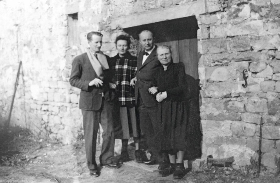 Эрве де Шарбоннери, Катрин Диор, Кристиан Диор и Марта Лефевр в Каллиан. 1947 год. Фото из свободного доступа.