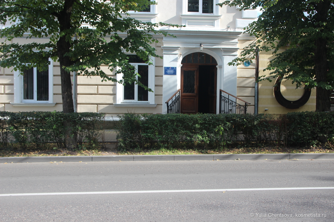 Вход в  центральную городскую библиотеку имени Ю.Н.Куранова.Фото из личного архива автора поста.