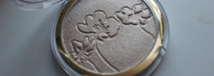 Весна с Catrice : сияющий хайлайтер Glow Patrol Glowy Highlighter C01 Muse & блеск для губ Glow Patrol Glowy Lip Booster C03 Icon