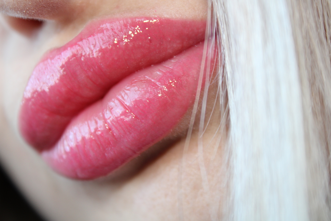 Эффект влажных, глянцевых губ с Chanel rouge coco gloss в оттенке