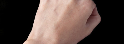 Уход за кожей вокруг глаз с Guam. Флюид от темных кругов Micro Biocellulaire